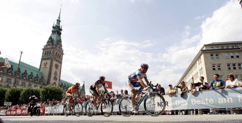 V.re.: Floris Gösinnen (Niederlande Skil Shimano), Luke Roberts (Australien CSC) und Gerben Löwik (Niederlande Rabobank) am Rathausmarkt Radsport Herren Vattenfall Cyclassics 2007 Straße Rad Straßenradsport ProTour Totale Hamburg Radsport Herren Vattenfall Cyclassics 2007 Straße Rad Straßenradsport ProTour Totale Hamburg