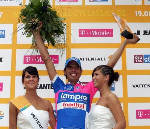 Sieger Alessandro Ballan (Italien Lampre Fondital) jubelt bei der Siegerehrung Radsport Herren Vattenfall Cyclassics 2007 Straße Rad Straßenradsport ProTour Gruppe Hamburg Freude, Radsport Herren Vattenfall Cyclassics 2007 Straße Rad Straßenradsport ProTour Gruppe Hamburg Freude,