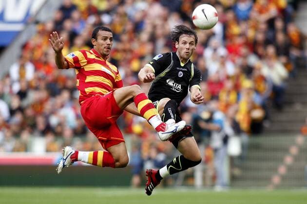 Vittorio Hilton (Lens, li.) gegen Steve Savidan (Valenciennes) -  (pan21738) Fußball Herren Ligue 1 2007 2008, 1. Französische Liga, RC Lens - Valenciennes FC Gruppe Lens Dynamik, Fußball Herren Ligue 1 2007 2008, 1. Französische Liga, RC Lens - Valenciennes FC Gruppe Lens Dynamik, 