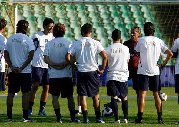 Nationaltrainer Roberto Donadoni (Italien) gibt seinen Spielern während des Trainings Anweisungen -  Fußball Herren Nationalteam 2007, Training Gruppe Budapest Fußball Herren Nationalteam 2007, Training Gruppe Budapest