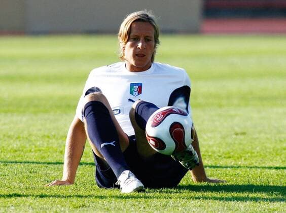 Massimo Ambrosini (Italien) jongliert am Boden sitzend -  Fußball Herren Nationalteam 2007, Training Einzelbild Budapest Fußball Herren Nationalteam 2007, Training Einzelbild Budapest