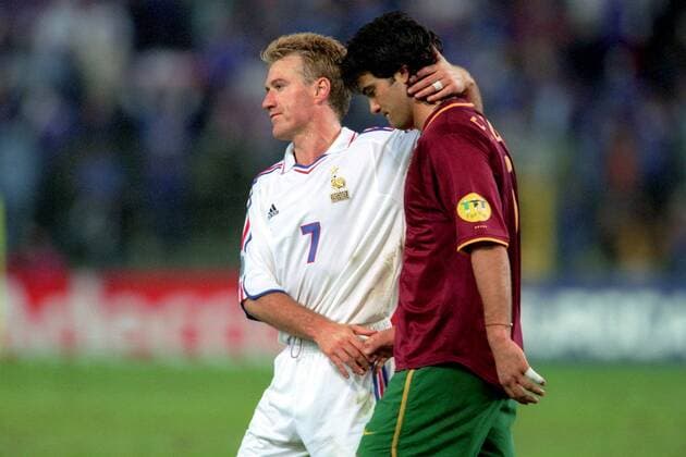 Didier Deschamps (Frankreich, li.) tröstet Fernando Couto (Portugal) nach dessen Halbfinalaus Fußball Länderspiel Herren EM 2000, Nationalmannschaft, Nationaltrikot, Halbfinale, Frankreich - Portugal 2:1 n.V., Vneg Gruppe Brüssel Enttäuschung, Verzweiflung, Kameradschaft, Fußball Länderspiel Herren EM 2000, Nationalmannschaft, Nationaltrikot, Halbfinale, Frankreich - Portugal 2:1 n.V., Vneg Gruppe Brüssel Enttäuschung, Verzweiflung, Kameradschaft,