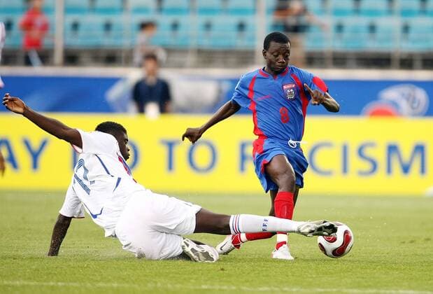 Saint Cyr Widner (Haiti U17, re.) gegen Alfred Ndiaye (Frankreich U17) Fußball Länderspiel Herren U 17 WM 2007, Junioren, U17, Nationalteam, Nationaltrikot, Frankreich - Haiti 1:1 Gruppe Gwangyang Dynamik, Fußball Länderspiel Herren U 17 WM 2007, Junioren, U17, Nationalteam, Nationaltrikot, Frankreich - Haiti 1:1 Gruppe Gwangyang Dynamik,