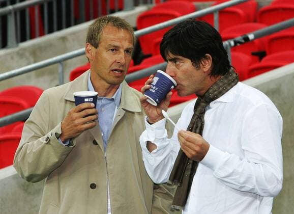 Bundestrainer Joachim Löw (re.) im Gespräch mit seinem Vorgänger Jürgen Klinsmann (beide Deutschland) Fußball Länderspiel Herren Freundschaftsspiel 2007, Test, Testspiel, Nationalteam Gruppe London Fußball Länderspiel Herren Freundschaftsspiel 2007, Test, Testspiel, Nationalteam Gruppe London