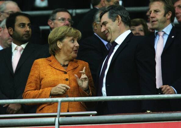 Bundeskanzlerin Angela Merkel (Deutschland, li.) fachsimpelt mit Premierminster Gordon Brown (England) über Fußball Fußball Herren Länderspiel 2007, Freundschaftsspiel, Test, Testspiel Gruppe London Fußball Herren Länderspiel 2007, Freundschaftsspiel, Test, Testspiel Gruppe London