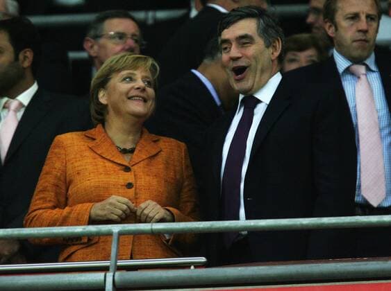 Bundeskanzlerin Angela Merkel (Deutschland, li.) fachsimpelt mit Premierminster Gordon Brown (England) über Fußball Fußball Herren Länderspiel 2007, Freundschaftsspiel, Test, Testspiel Gruppe London Freude, Fußball Herren Länderspiel 2007, Freundschaftsspiel, Test, Testspiel Gruppe London Freude,