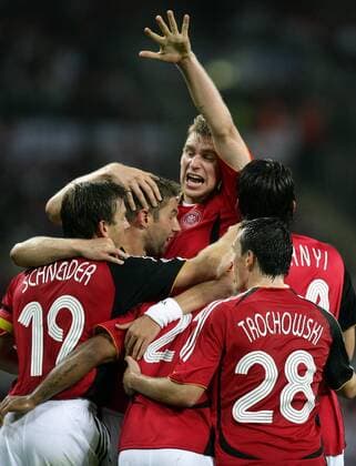 Torjubel Deutschland mit Per Mertesacker obenauf Fußball Länderspiel Herren Freundschaftsspiel 2007, Test, Testspiel, Nationalmannschaft, Nationaltrikot Gruppe London Begeisterung, Freude, Fußball Länderspiel Herren Freundschaftsspiel 2007, Test, Testspiel, Nationalmannschaft, Nationaltrikot Gruppe London Begeisterung, Freude,