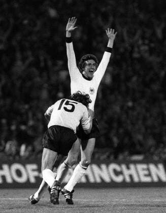 Torschütze Dieter Müller (re.) und Heinz Flohe (beide BR Deutschland) - Torjubel Fußball Länderspiel Herren EM 1976, Nationalmannschaft, Nationaltrikot Halbfinale BRD, Vneg Vsw Gruppe Belgrad Freude, Begeisterung, Fußball Länderspiel Herren EM 1976, Nationalmannschaft, Nationaltrikot Halbfinale BRD, Vneg Vsw Gruppe Belgrad Freude, Begeisterung,