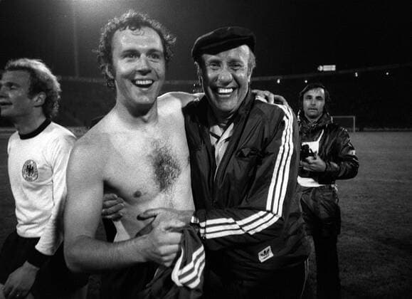 Bundestrainer Helmut Schön (re.), Franz Beckenbauer (Mitte) und Uli Hoeneß (alle BR Deutschland) - Schlußjubel nach dem Finaleinzug bei der EM 1976 Fußball Länderspiel Herren EM 1976, Nationalmannschaft, Nationaltrikot Halbfinale BRD, Vneg Vsw Gruppe Belgrad Harmonie, Glück Freude, Begeisterung, Fußball Länderspiel Herren EM 1976, Nationalmannschaft, Nationaltrikot Halbfinale BRD, Vneg Vsw Gruppe Belgrad Harmonie, Glück Freude, Begeisterung,