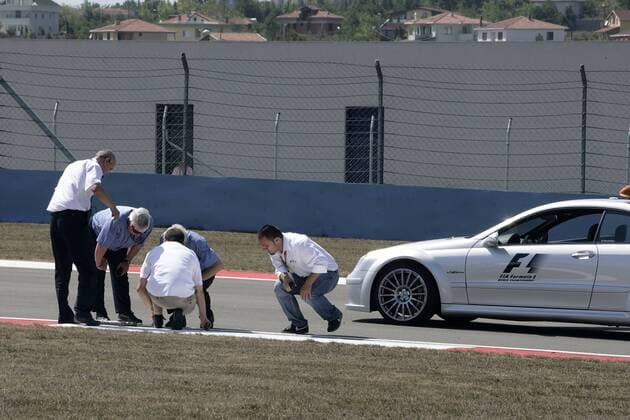 FIA Rennkommissar Herbie Blash (England, 2.v.li.) prüft mit Sicherheitsbeauftragten den gelockerten Gullydeckel beim GP der Türkei 2007 Motorsport Grand Prix Herren Großer Preis der Türkei 2007, Formel 1 Weltmeisterschaft, F1, F, GP, WM, Freies Training, Gully, Gruppe Safetycar, Safety Car, Pacecar, Pace, Istanbul, Sicherheitsfahrzeug, Sicherheit Motorsport Grand Prix Herren Großer Preis der Türkei 2007, Formel 1 Weltmeisterschaft, F1, F, GP, WM, Freies Training, Gully, Gruppe Safetycar, Safety Car, Pacecar, Pace, Istanbul, Sicherheitsfahrzeug, Sicherheit