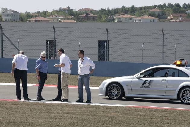FIA Rennkommissar Herbie Blash (England, 2.v.li.) prüft mit Sicherheitsbeauftragten den gelockerten Gullydeckel beim GP der Türkei 2007 Motorsport Grand Prix Herren Großer Preis der Türkei 2007, Formel 1 Weltmeisterschaft, F1, F, GP, WM, Freies Training, Gully, Gruppe Safetycar, Safety Car, Pacecar, Pace, Istanbul, Sicherheitsfahrzeug, Sicherheit Motorsport Grand Prix Herren Großer Preis der Türkei 2007, Formel 1 Weltmeisterschaft, F1, F, GP, WM, Freies Training, Gully, Gruppe Safetycar, Safety Car, Pacecar, Pace, Istanbul, Sicherheitsfahrzeug, Sicherheit