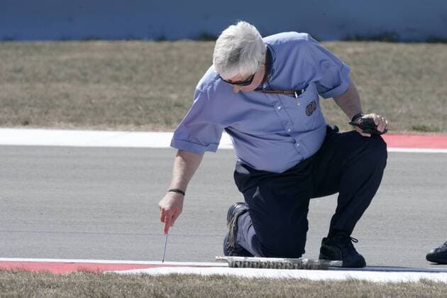 FIA Rennkommissar Herbie Blash (England) prüft den gelockerten Gullydeckel beim GP der Türkei 2007 Motorsport Grand Prix Herren Großer Preis der Türkei 2007, Formel 1 Weltmeisterschaft, F1, F, GP, WM, Freies Training, Gully, Einzelbild Istanbul Motorsport Grand Prix Herren Großer Preis der Türkei 2007, Formel 1 Weltmeisterschaft, F1, F, GP, WM, Freies Training, Gully, Einzelbild Istanbul