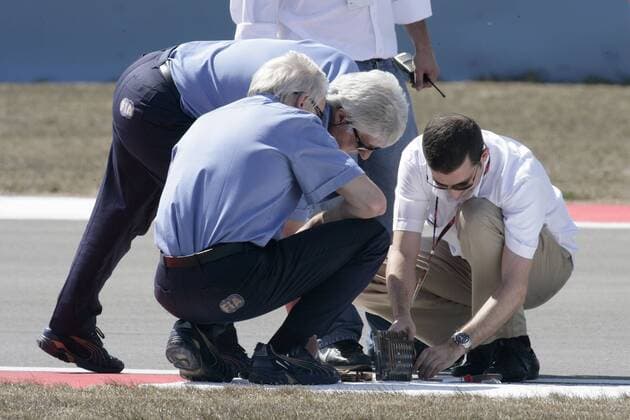 FIA Renndirektor Charlie Whiting (li.) und Rennkommissar Herbie Blash (beide England, Mitte) prüfen den gelockerten Gullydeckel beim GP der Türkei 2007 Motorsport Grand Prix Herren Großer Preis der Türkei 2007, Formel 1 Weltmeisterschaft, F1, F, GP, WM, Freies Training, Gully, Gruppe Rennsicherheit, Sicherheit, Renndirektion Istanbul, Charly Motorsport Grand Prix Herren Großer Preis der Türkei 2007, Formel 1 Weltmeisterschaft, F1, F, GP, WM, Freies Training, Gully, Gruppe Rennsicherheit, Sicherheit, Renndirektion Istanbul, Charly