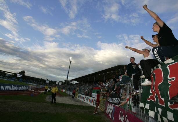 Augsburger Fans feiern auf dem Zaun des Koblenzer Stadions Oberwerth Fußball 2. BL Herren Saison 2007 2008, TuS Koblenz - FC Augsburg 2:1, Vdig Totale Stadion Oberwerth Koblenz Himmel blau blauer Wolke Wolken Freude, Begeisterung, Fußball 2. BL Herren Saison 2007 2008, TuS Koblenz - FC Augsburg 2:1, Vdig Totale Stadion Oberwerth Koblenz Himmel blau blauer Wolke Wolken Freude, Begeisterung,