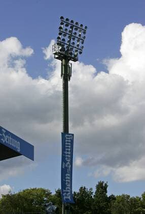 Flutlichtmast im Koblenzer Stadion Oberwerth mit einem Banner des Sponsors Rhein Zeitung Fußball 2. BL Herren Saison 2007 2008, TuS Koblenz, Vdig Totale Stadion Oberwerth Koblenz Fußball 2. BL Herren Saison 2007 2008, TuS Koblenz, Vdig Totale Stadion Oberwerth Koblenz
