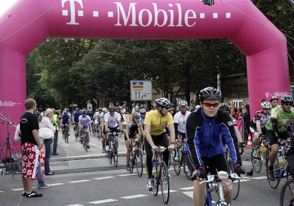 Teilnehmer des Jedermannrennens im Rahmen der Vattenfall Cyclassics 2007 durchfahren ein T Mobile Werbetor Radsport Vattenfall Cyclassics 2007, Jedermänner, Jedermann, Jedermannrennen, Rennen, Freizeitsport, Freizeit Totale o0 Deutschland Hamburg Radsport Vattenfall Cyclassics 2007, Jedermänner, Jedermann, Jedermannrennen, Rennen, Freizeitsport, Freizeit Totale o0 Deutschland Hamburg