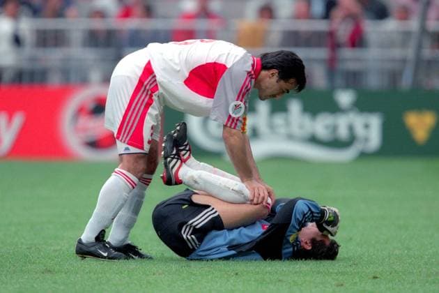 Ogün Temizkanoglu (li.) tröstet den tief enttäuschten Torwart Rüstü Recber (beide Türkei) Fußball Länderspiel Herren EM 2000, Nationalmannschaft, Nationaltrikot, Viertelfinale Gruppe Amsterdam Harmonie, Enttäuschung, Fußball Länderspiel Herren EM 2000, Nationalmannschaft, Nationaltrikot, Viertelfinale Gruppe Amsterdam Harmonie, Enttäuschung,