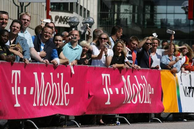 Zuschauer hinter T Mobile Werbebanden an der Strecke der Vattenfall Cyclassics 2007 Radsport Herren Vattenfall Cyclassics 2007, Straßenradsport, Straße, Rad, ProTour Totale Hamburg Radsport Herren Vattenfall Cyclassics 2007, Straßenradsport, Straße, Rad, ProTour Totale Hamburg