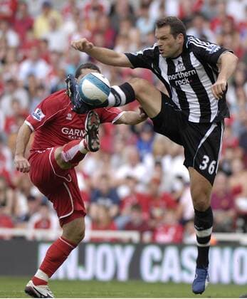 Mark Viduka (Newcastle United, re.) gegen Fabio Rochemback (Middlesbrough) - EDITORIAL USE ONLY. No use with unauthorised audio, video, data, fixture lists, club league logos or live services. Online in-match use limited to 120 images, no video emulation. No use in betting, games or single club league player publications. Fußball Herren English Premier League 2007 2008, 1. Englische Liga, Middlesbrough FC - Newcastle United 2:2 Gruppe Middlesbrough Dynamik, Fußball Herren English Premier League 2007 2008, 1. Englische Liga, Middlesbrough FC - Newcastle United 2:2 Gruppe Middlesbrough Dynamik,