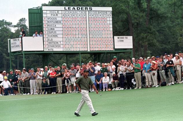 Eldrick Tiger Woods (USA) läuft als haushoch Führender gut gelaunt am Scoreboard vorbei -  (AUG97041209) Golf Herren Masters Tournament 1997, PGA Tour, Totale Augusta Überlegenheit, Golf Herren Masters Tournament 1997, PGA Tour, Totale Augusta Überlegenheit,