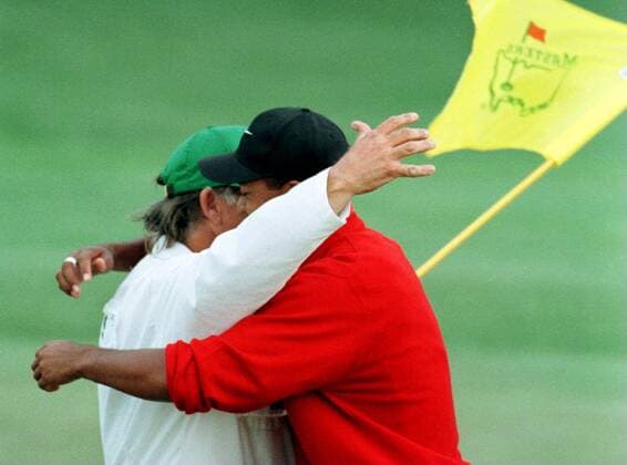 Eldrick Tiger Woods (USA, re.) gewinnt das Masters 1997 und umarmt seinen Caddie - (AUG97041302) Golf Herren Masters Tournament 1997, PGA Tour, Gruppe Augusta Freude, Begeisterung, Kameradschaft, Golf Herren Masters Tournament 1997, PGA Tour, Gruppe Augusta Freude, Begeisterung, Kameradschaft,