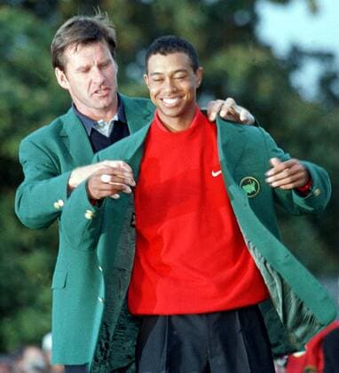 Eldrick Tiger Woods (USA, re.) gewinnt das Masters 1997 und bekommt als jüngster Champion in Augusta das grüne Siegerjackett von seinem Vorgänger Nick Faldo (England) umgehängt -  (AUG97041303) Golf Herren Masters Tournament 1997, PGA Tour, Gruppe Augusta Freude, Golf Herren Masters Tournament 1997, PGA Tour, Gruppe Augusta Freude,