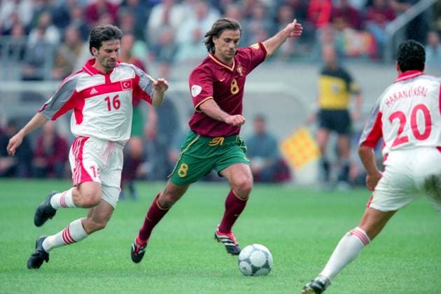 Joao Pinto (Portugal, Mitte) am Ball, daneben Ergün Penbe (Türkei, li.) Fußball Länderspiel Herren EM 2000, Nationalmannschaft, Nationaltrikot, Viertelfinale, Türkei - Portugal 0:2 Gruppe Amsterdam Dynamik, Fußball Länderspiel Herren EM 2000, Nationalmannschaft, Nationaltrikot, Viertelfinale, Türkei - Portugal 0:2 Gruppe Amsterdam Dynamik,