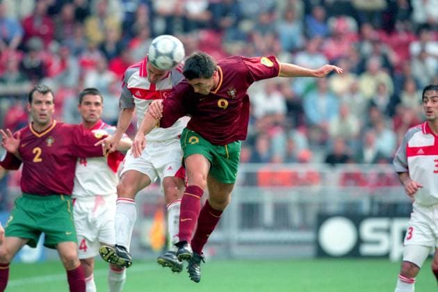 Ricardo Sa Pinto (Portugal, Mitte) gegen Tayfur Havutcu (Türkei, 3.v.li.) Fußball Länderspiel Herren EM 2000, Nationalmannschaft, Nationaltrikot, Viertelfinale, Türkei - Portugal 0:2 Gruppe Amsterdam Dynamik, Kampf, Höhe, Fußball Länderspiel Herren EM 2000, Nationalmannschaft, Nationaltrikot, Viertelfinale, Türkei - Portugal 0:2 Gruppe Amsterdam Dynamik, Kampf, Höhe,