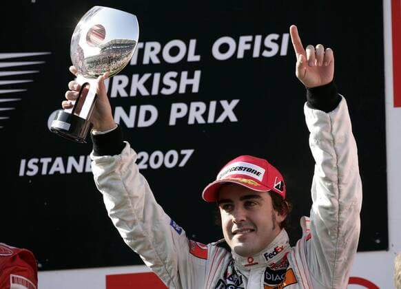 Siegerehrung GP von Türkei 2007: Fernando Alonso (Spanien McLaren Mercedes) mit Pokal Motorsport Grand Prix Herren Großer Preis von Türkei 2007, Formel 1 Weltmeisterschaft, F1, F, GP, WM Einzelbild Istanbul Freude, Motorsport Grand Prix Herren Großer Preis von Türkei 2007, Formel 1 Weltmeisterschaft, F1, F, GP, WM Einzelbild Istanbul Freude,