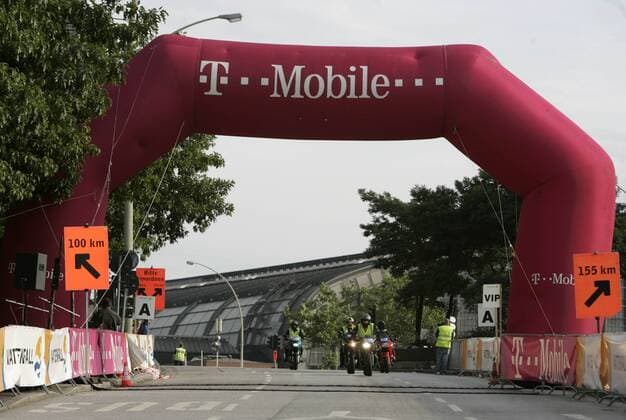 T Mobile Werbetor auf der Strecke der Vattenfall Cyclassics 2007 Radsport Herren Vattenfall Cyclassics 2007, Straßenradsport, Straße, Rad, ProTour Totale Hamburg Radsport Herren Vattenfall Cyclassics 2007, Straßenradsport, Straße, Rad, ProTour Totale Hamburg