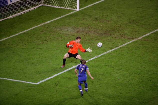 Torwart Jens Lehmann (Deutschland) kann allein gegen Alessandro del Piero (Italien) das 0:2 nicht verhindern (Serie 2 3) -  Fußball Länderspiel Herren WM 2006, Nationalmannschaft, Nationaltrikot, Halbfinale Deutschland - Italien 0:2 n.V., Vdig Totale Dortmund Dynamik, Abwehr, Spannung, Fußball Länderspiel Herren WM 2006, Nationalmannschaft, Nationaltrikot, Halbfinale Deutschland - Italien 0:2 n.V., Vdig Totale Dortmund Dynamik, Abwehr, Spannung,
