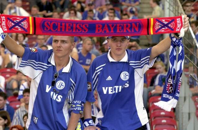 Schalker Fans zeigen mit Fanschal was sie vom FC Bayern München halten Fußball 1. BL Herren Saison 2000 2001 FC Schalke 04 Gruppe Stuttgart Fußball 1. BL Herren Saison 2000 2001 FC Schalke 04 Gruppe Stuttgart
