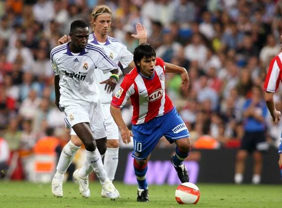 Sergio Aguero (Atletico Madrid, re.) im Duell -  Fußball Herren Primera Division 2007 2008, 1. Spanische Liga, Real Madrid CF - Atletico Madrid Gruppe Derby, Lokalderby, Ortsderby, Stadtderby Madrid Dynamik, Fußball Herren Primera Division 2007 2008, 1. Spanische Liga, Real Madrid CF - Atletico Madrid Gruppe Derby, Lokalderby, Ortsderby, Stadtderby Madrid Dynamik,