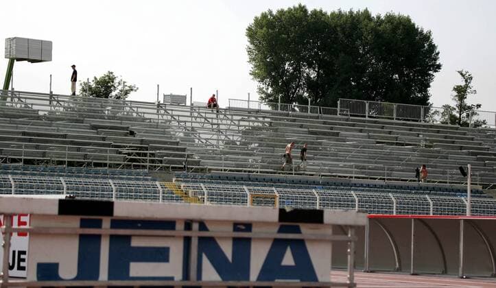 Bauarbeiten an der neuen Zusatztribüne im Ernst Abbe Sportfeld, Heimspielstätte des FC Carl Zeiss Jena Fußball 2. BL Herren Saison 2007 2008, FC Carl Zeiss Jena, Stadion, Fußballstadion, innen, Innenansicht, Totale Schriftzug Jena Fußball 2. BL Herren Saison 2007 2008, FC Carl Zeiss Jena, Stadion, Fußballstadion, innen, Innenansicht, Totale Schriftzug Jena