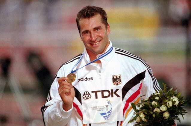 Lars Riedel (Deutschland) - Weltmeister 1997 im Diskuswerfen - präsentiert seine Goldmedaille Leichtathletik WM Herren Weltmeisterschaft 1997, Diskus, Diskuswurf, Diskuswerfen Einzelbild Athen Glück, Freude, Leichtathletik WM Herren Weltmeisterschaft 1997, Diskus, Diskuswurf, Diskuswerfen Einzelbild Athen Glück, Freude,