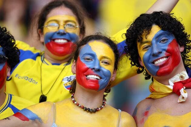 Fanpärchen aus Ecuador mit Gesichts- und Körperbemalung in den Landesfarben -  Fußball Länderspiel Herren WM 2006, Nationalmannschaft Achtelfinale, Vdig Gruppe Stuttgart Freude, Fußball Länderspiel Herren WM 2006, Nationalmannschaft Achtelfinale, Vdig Gruppe Stuttgart Freude,