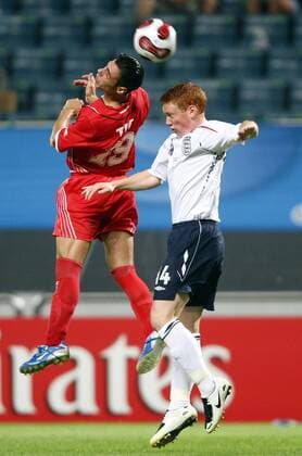 Michael Woods (England U17, re.) gegen Ahmad Tit (Syrien U17) Fußball WM Herren U17 WM 2007, U 17, Junioren, Länderspiel, Nationalteam, Nationaltrikot, Achtelfinale Gruppe Seogwipo, Jeju Dynamik, Höhe, Kampf, Fußball WM Herren U17 WM 2007, U 17, Junioren, Länderspiel, Nationalteam, Nationaltrikot, Achtelfinale Gruppe Seogwipo, Jeju Dynamik, Höhe, Kampf,