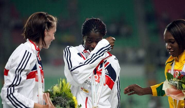 Großbritannien, Black History Month im Oktober - Sport Siegerehrung 400 Meter, Weltmeisterin Christine Ohuruogu zwischen der Zweitplatzierten Nicola Sander (li., beide Großbritannien) und Novlene Williams (Jamaika) - Leichtathletik WM Damen WM 2007, Nationaltrikot, 400m, 400 m, Meter Gruppe Osaka Freude, Leichtathletik WM Damen WM 2007, Nationaltrikot, 400m, 400 m, Meter Gruppe Osaka Freude,