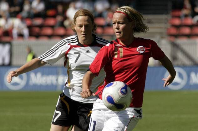 Melanie Behringer (Deutschland, li.) gegen Leni Larsen Kaurin (Norwegen) Fußball Länderspiel Damen Testspiel 2007, Test, Nationalteam, Nationaltrikot, Frauen, Frauenfußball Gruppe Mainz Dynamik, Fußball Länderspiel Damen Testspiel 2007, Test, Nationalteam, Nationaltrikot, Frauen, Frauenfußball Gruppe Mainz Dynamik,