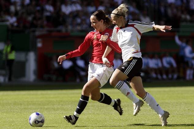 Anja Mittag (Deutschland, re.) gegen Ane Stangeland Horpestad (Norwegen) Fußball Länderspiel Damen Testspiel 2007, Test, Nationalteam, Nationaltrikot, Frauen, Frauenfußball Gruppe Mainz Dynamik, Kampf, Fußball Länderspiel Damen Testspiel 2007, Test, Nationalteam, Nationaltrikot, Frauen, Frauenfußball Gruppe Mainz Dynamik, Kampf,