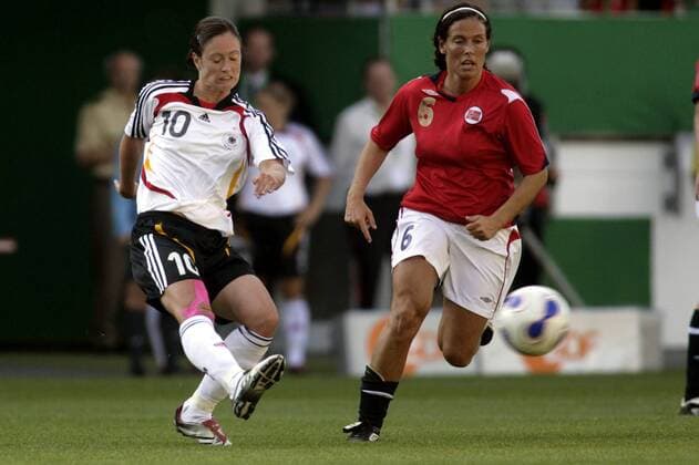 Renate Lingor (Deutschland, li.) gegen Camilla Huse (Norwegen) Fußball Länderspiel Damen Testspiel 2007, Test, Nationalteam, Nationaltrikot, Frauen, Frauenfußball Gruppe Mainz Dynamik, Fußball Länderspiel Damen Testspiel 2007, Test, Nationalteam, Nationaltrikot, Frauen, Frauenfußball Gruppe Mainz Dynamik,