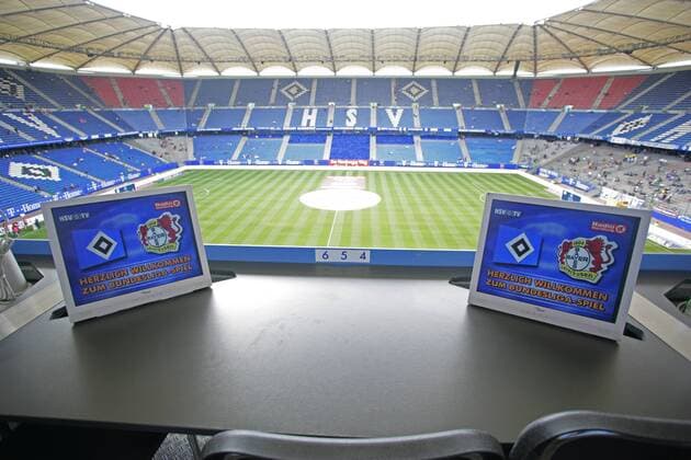 Kommentatorenplatz mit zwei Monitoren in der HSH Nordbank Arena, der Heimspielstätte des Hamburger SV Fußball 1. BL Herren Saison 2007 2008, Hamburger SV, HSV, Stadionstory, Fotostory Totale HSH Nordbank Arena Hamburg Leere, Fußball 1. BL Herren Saison 2007 2008, Hamburger SV, HSV, Stadionstory, Fotostory Totale HSH Nordbank Arena Hamburg Leere,
