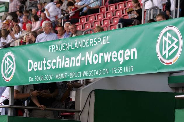 Deutschland - Norwegen, das bevorstehende Frauen Länderspiel ist auf einem Transparent abgebildet Fußball Länderspiel Damen Testspiel 2007, Test, Frauenfußball, Frauen, Deutschland - Norwegen 2:2 Einzelbild o0 Freundschaftsspiel Mainz Fußball Länderspiel Damen Testspiel 2007, Test, Frauenfußball, Frauen, Deutschland - Norwegen 2:2 Einzelbild o0 Freundschaftsspiel Mainz