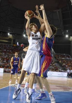 Dirk Nowitzki (Deutschland, li.) gegen Marc Gasol (Spanien) Basketball Länderspiel Herren Freundschaftsspiel 2007, Test, Testspiel, Nationalmannschaft, Spanien - Deutschland 72:56 Gruppe Palma de Mallorca Dynamik, Basketball Länderspiel Herren Freundschaftsspiel 2007, Test, Testspiel, Nationalmannschaft, Spanien - Deutschland 72:56 Gruppe Palma de Mallorca Dynamik,