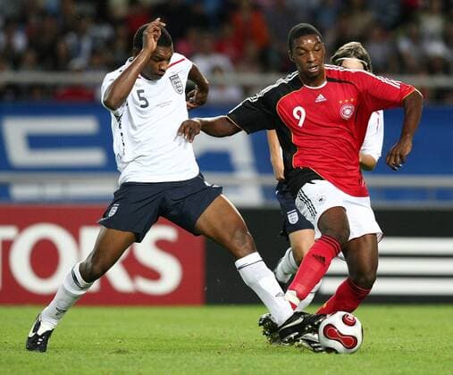 Richard Sukuta Pasu (Deutschland U17, re.) gegen Krystian Pearce (England U17) Fußball WM Herren U17 WM 2007, U 17, Junioren, Nationalmannschaft, Nationaltrikot Gruppe Goyang Dynamik, Fußball WM Herren U17 WM 2007, U 17, Junioren, Nationalmannschaft, Nationaltrikot Gruppe Goyang Dynamik,