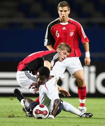 Nana Ofori Twumasi (England U17, vorn) gegen Toni Kroos; dahinter: Kevin Wolze (beide Deutschland U17) Fußball WM Herren U17 WM 2007, U 17, Junioren, Nationalmannschaft, Nationaltrikot Gruppe Goyang Dynamik, Kampf, Fußball WM Herren U17 WM 2007, U 17, Junioren, Nationalmannschaft, Nationaltrikot Gruppe Goyang Dynamik, Kampf,