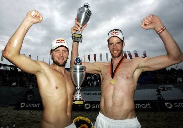Julius Brink (li.) und Christoph Dieckmann (beide Deutschland) - Deutscher Meister 2007 - präsentieren hüllenlos ihre Pokale Beachvolleyball LM Herren Deutsche Smart Meisterschaft 2007, DM, Beach Gruppe Timmendorfer Strand Timmendorf Freude, Beachvolleyball LM Herren Deutsche Smart Meisterschaft 2007, DM, Beach Gruppe Timmendorfer Strand Timmendorf Freude,