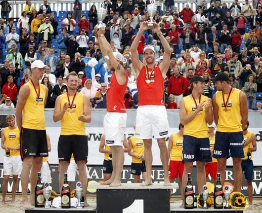 Siegerehrung zur Deutschen Meisterschaft 2007, v.li.: Stefan Uhmann, Kay Matysik, (beide 2. Platz), Julius Brink, Christoph Dieckmann (beide 1. Platz), David Klemperer und Eric Koreng (beide 3. Platz alle Deutschland) Beachvolleyball LM Herren Deutsche Smart Meisterschaft 2007, DM, Beach Gruppe Timmendorfer Strand Timmendorf Freude, Beachvolleyball LM Herren Deutsche Smart Meisterschaft 2007, DM, Beach Gruppe Timmendorfer Strand Timmendorf Freude,