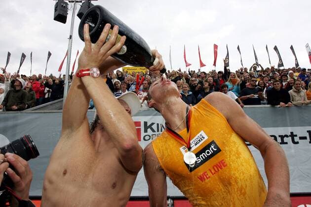 Julius Brink (li.) - Deutscher Meister 2007 - flösst dem Zweitplatzierten Stefan Uhmann (beide Deutschland) einen großen Schluck vom edlen Champagner ein Beachvolleyball LM Herren Deutsche Smart Meisterschaft 2007, DM, Beach Gruppe Timmendorfer Strand Timmendorf Begeisterung, Freude, Beachvolleyball LM Herren Deutsche Smart Meisterschaft 2007, DM, Beach Gruppe Timmendorfer Strand Timmendorf Begeisterung, Freude,