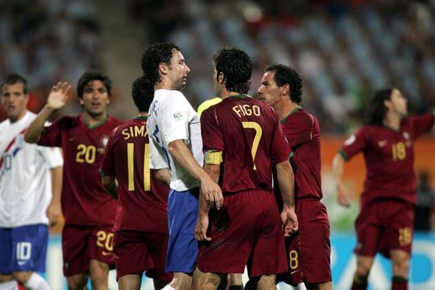 Mark van Bommel (Niederlande, vorn li.) gerät mit Luis Figo (Mitte) und Petit (beide Portugal) aneinander -  Fußball Länderspiel Herren WM 2006, Nationalmannschaft, Nationaltrikot, Achtelfinale, Portugal - Niederlande 1:0 Gruppe Nürnberg Fußball Länderspiel Herren WM 2006, Nationalmannschaft, Nationaltrikot, Achtelfinale, Portugal - Niederlande 1:0 Gruppe Nürnberg
